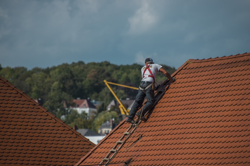roofers-2891664_1920-min